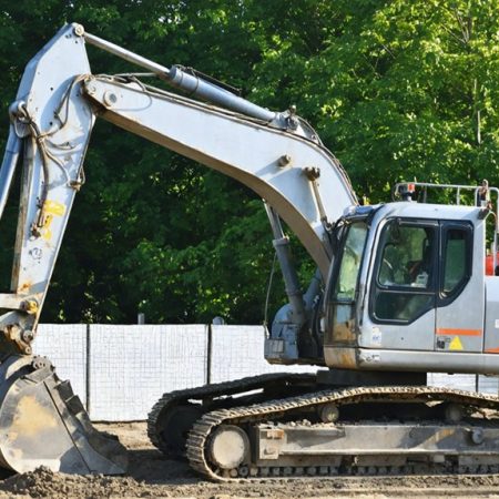 Koparka-ładowarki: Uniwersalne maszyny w miniaturze